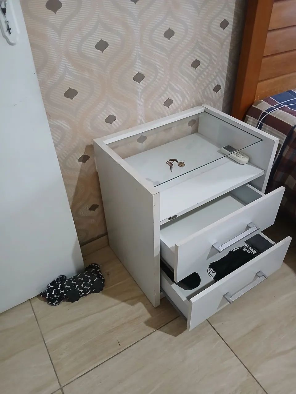Criado mudo branca com 3 gavetas