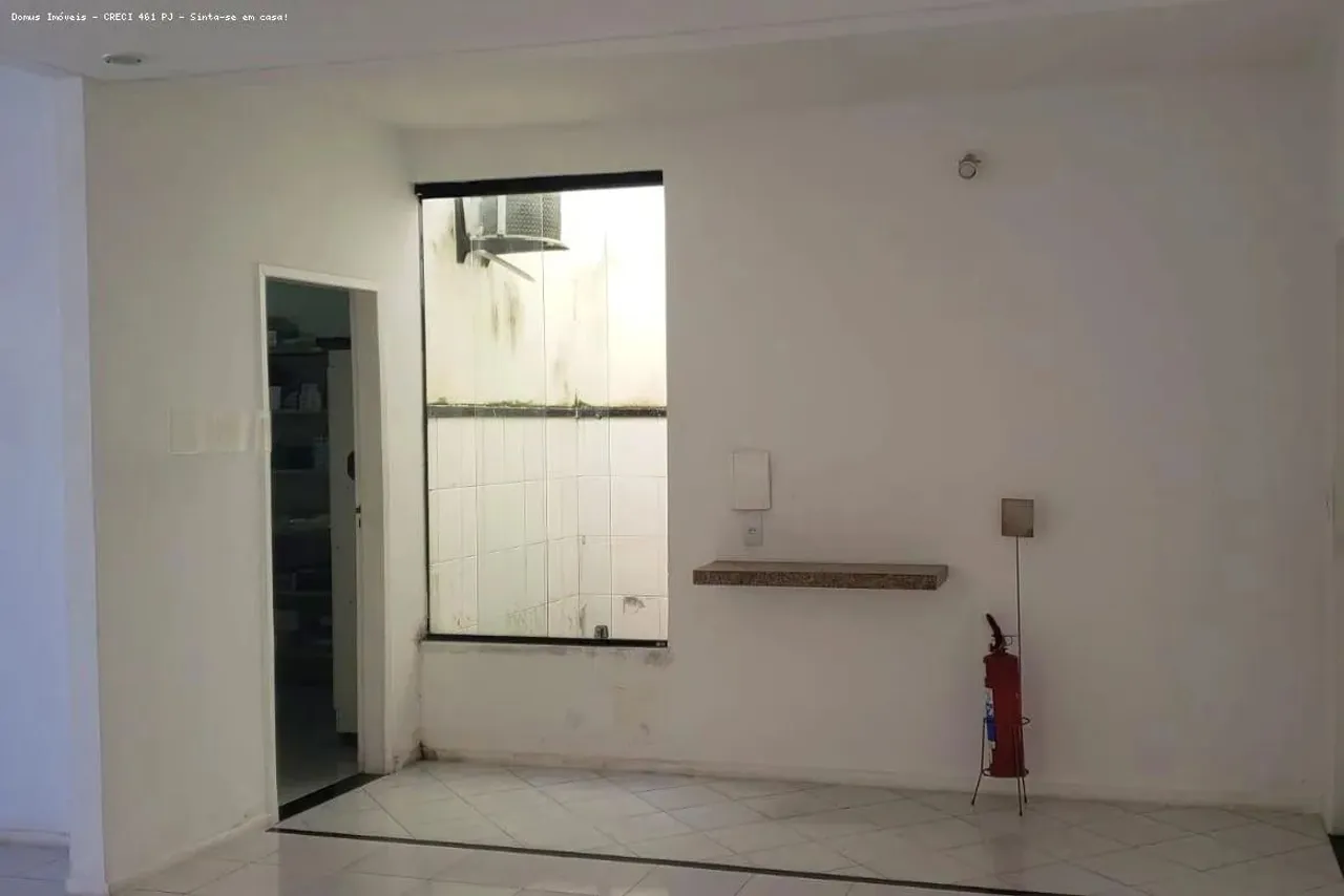Casa localizada no Bairro São José com 6 Quartos e Vaga de Garagem.