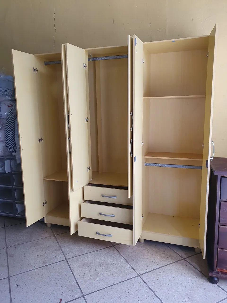 Guarda roupa bem conservado restaurado se quiser mando vídeo (entrego) - Foto 2