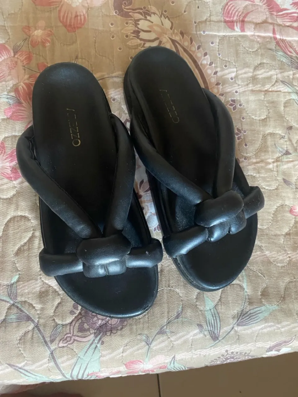 Sandália Arezzo Preta - Elegância e Conforto