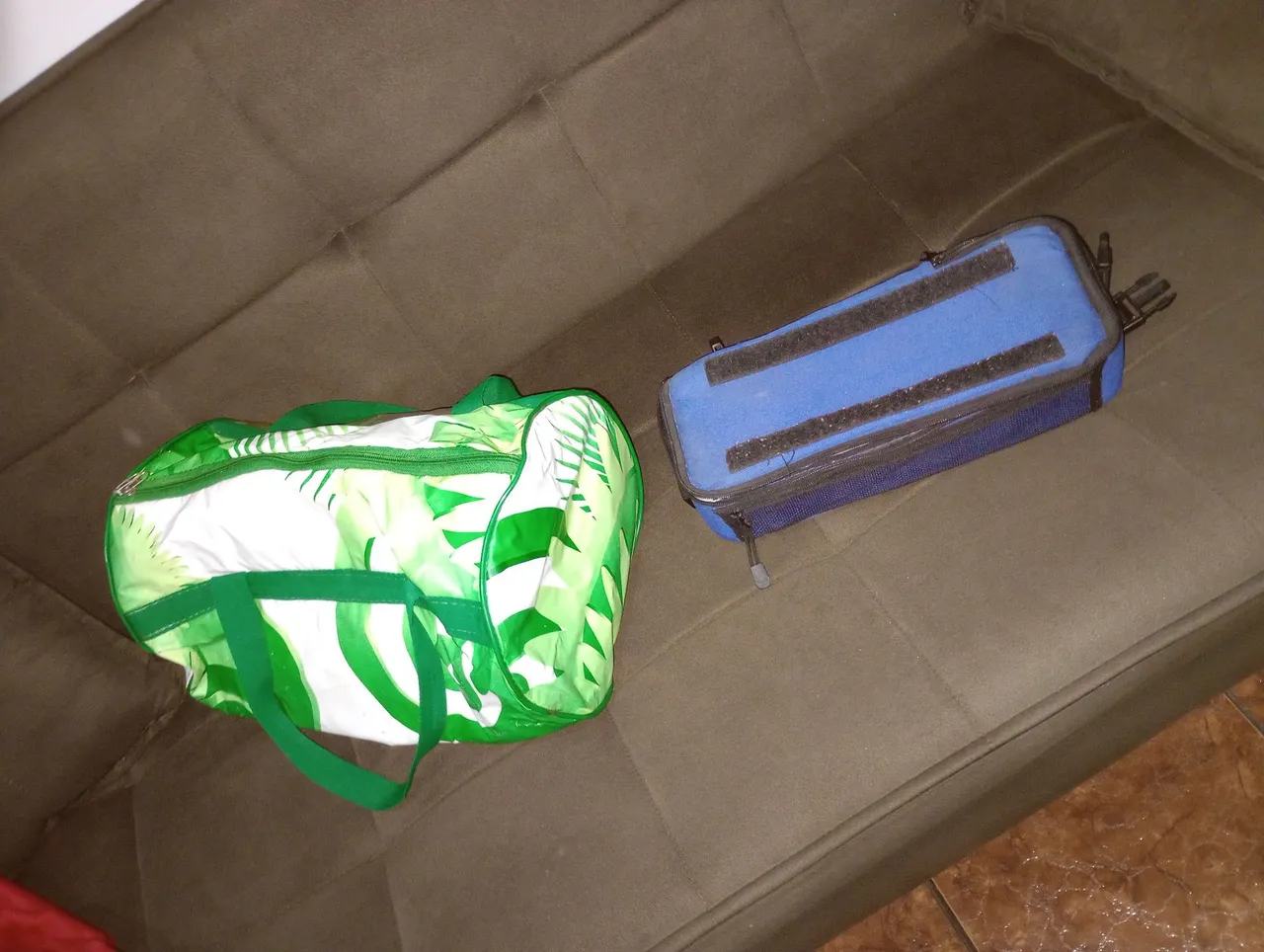 Bolsa de viagem verde e branca
