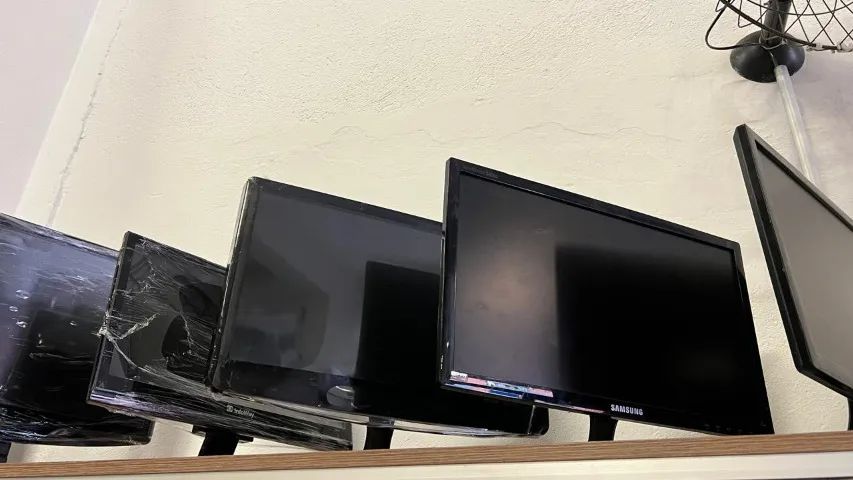 Monitores semi novos 19 polegadas com detalhes OFERTA