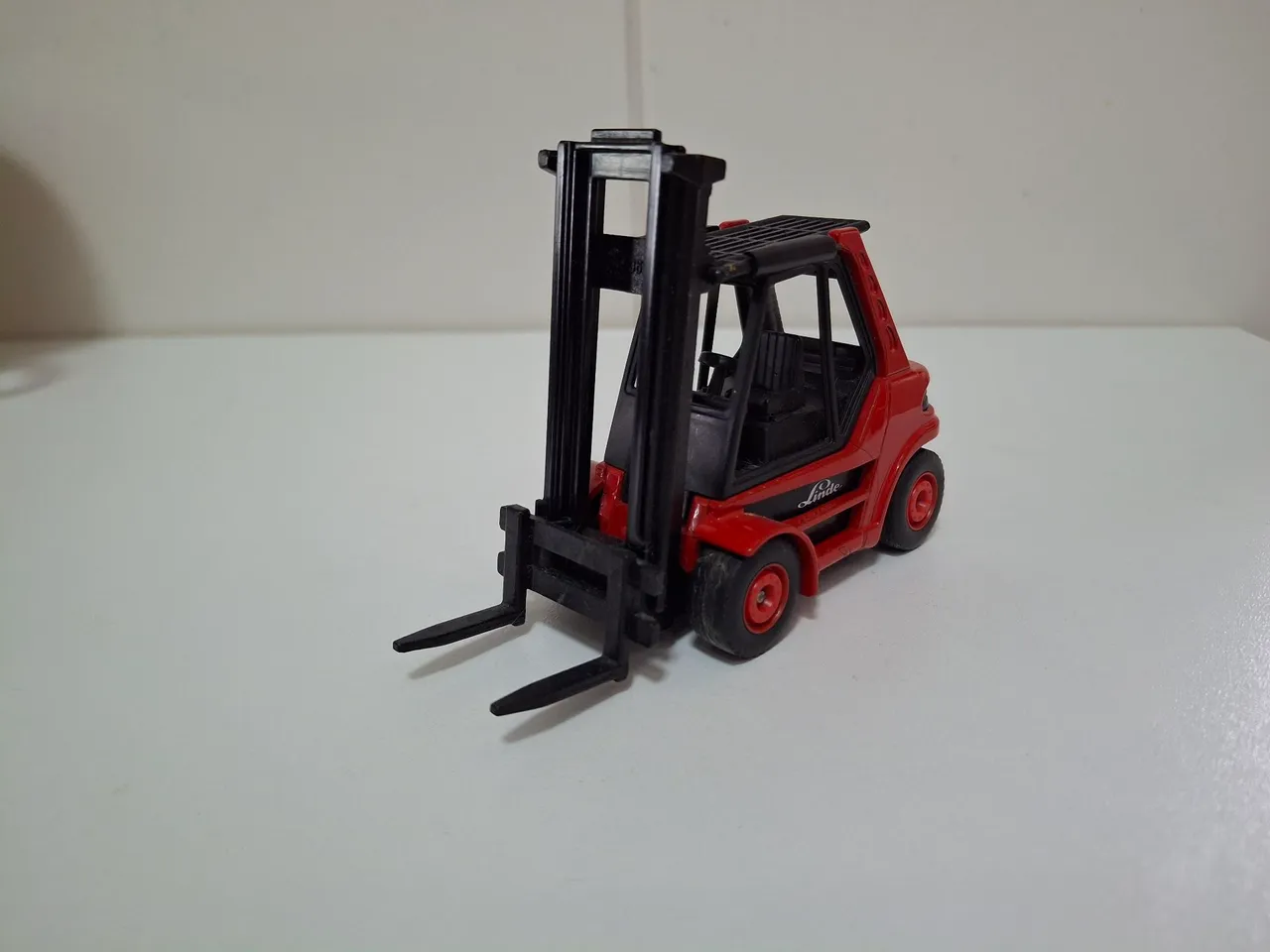 Miniatura de Empilhadeira Linde - Escala 1:50