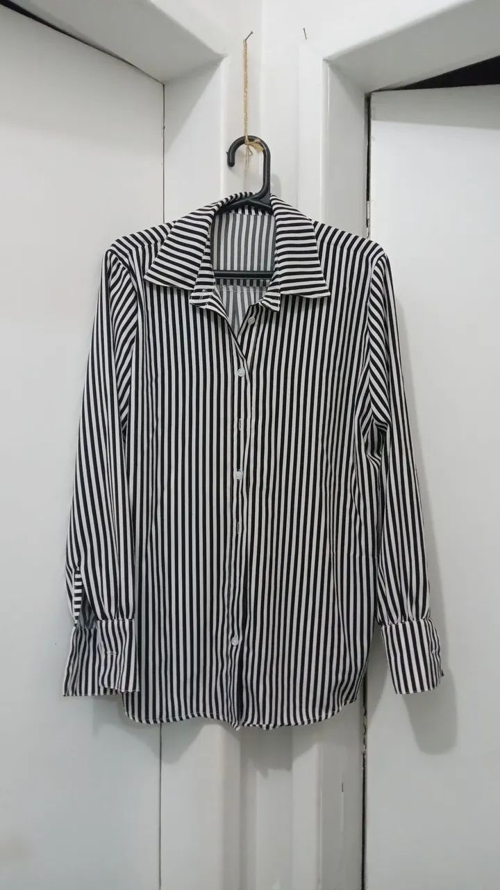 Camisa feminina Listrada preta e branca Roupas Itapoã, Belo