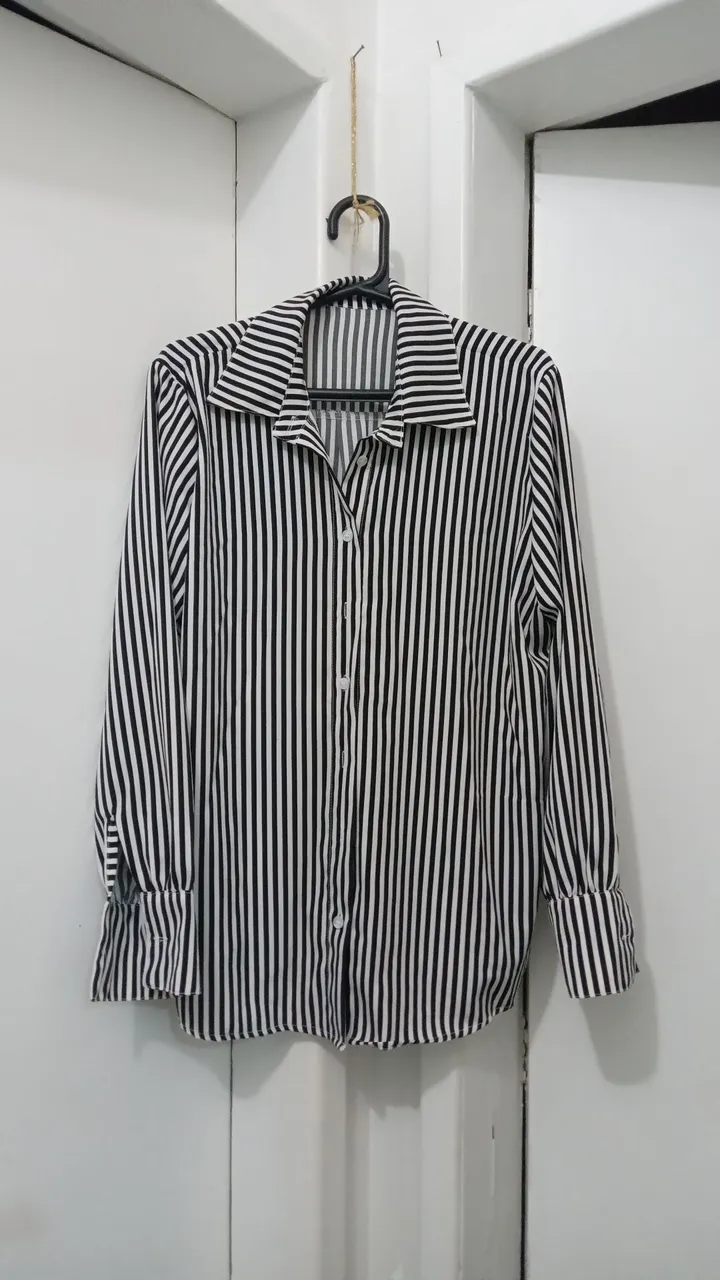 Camisa feminina Listrada preta e branca