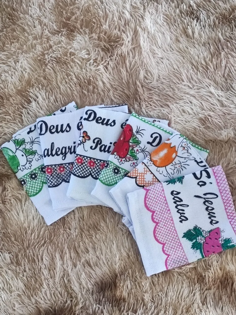 Panos de prato decorados com frases religiosas