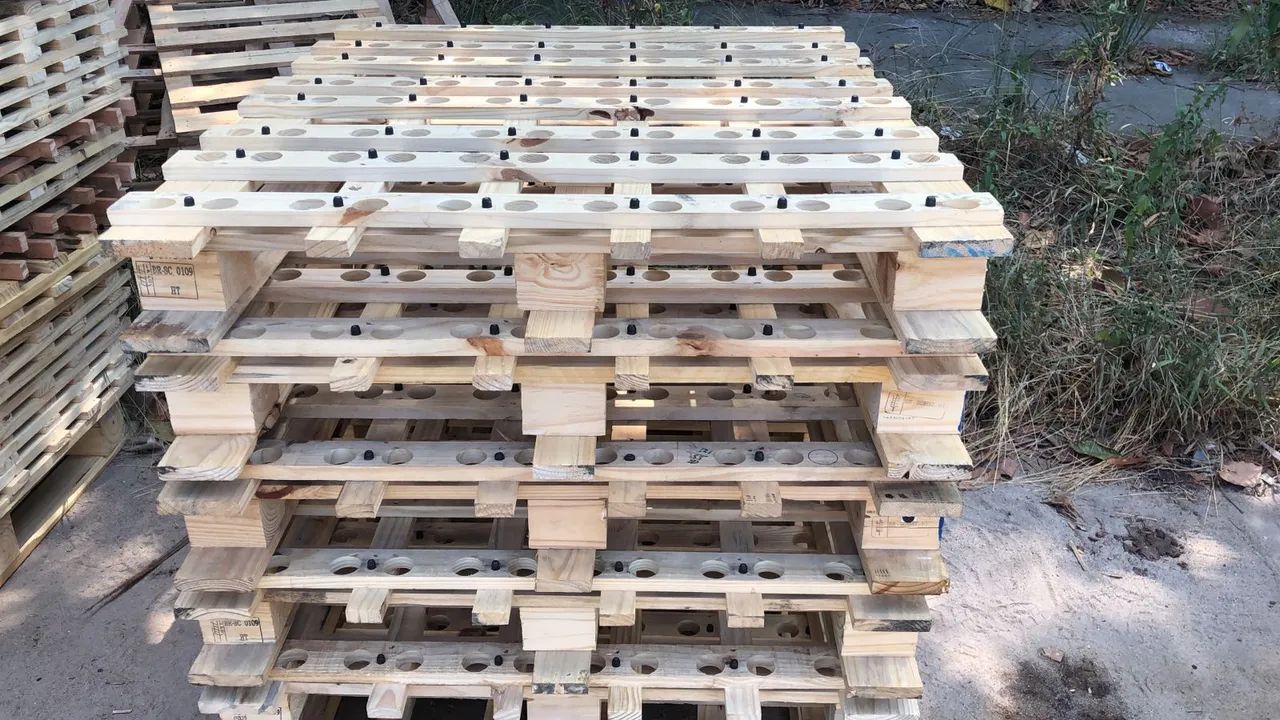 Pallets de Madeira com Furos - Ideal para Exposição - Foto 5