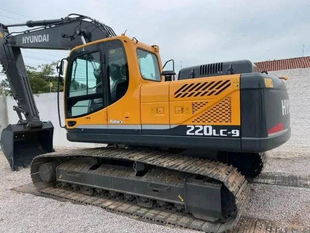 ESCAVADEIRA HYUNDAI 220 2014 - PARCELAMOS 