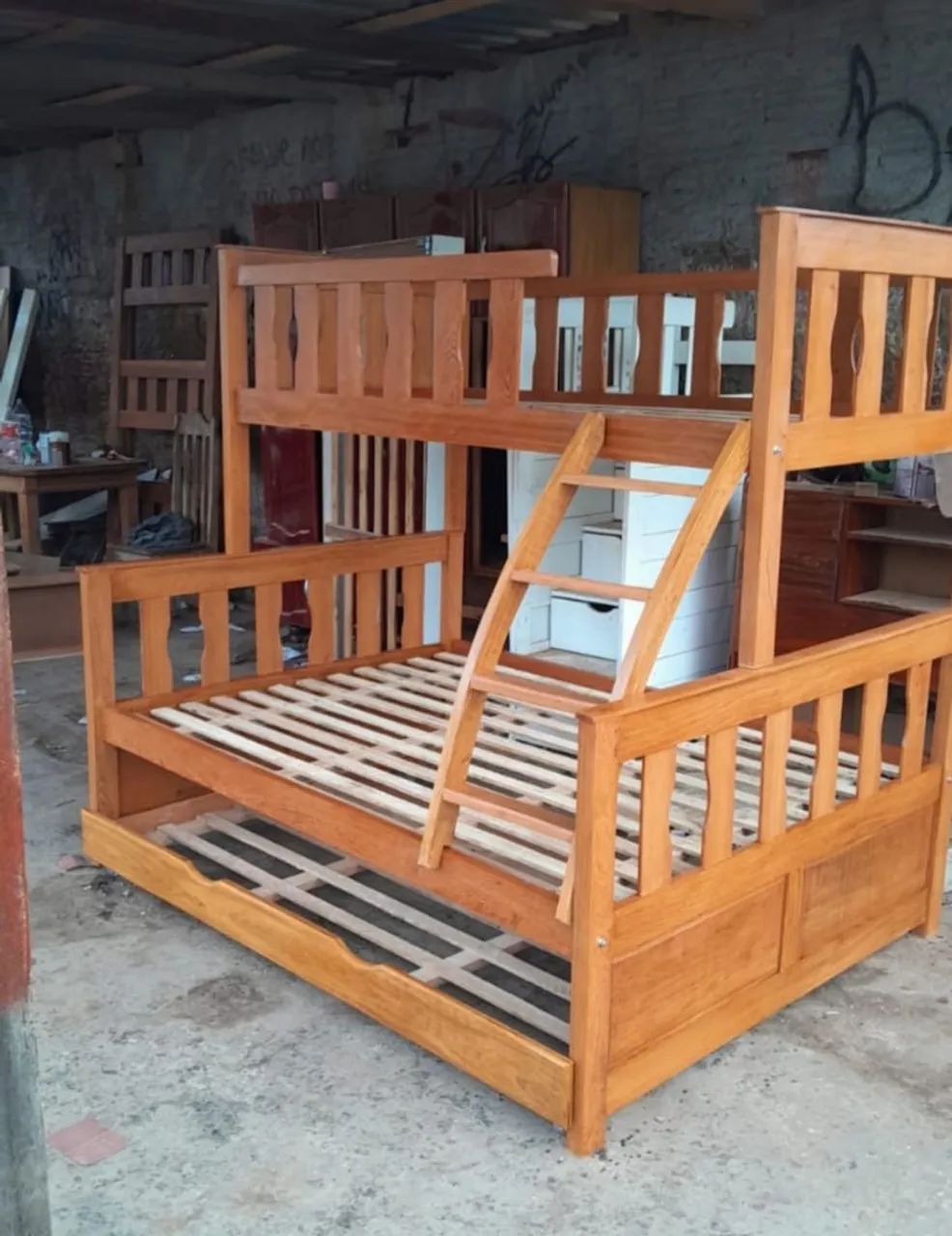 Triliche de madeira angelim com cama auxiliar