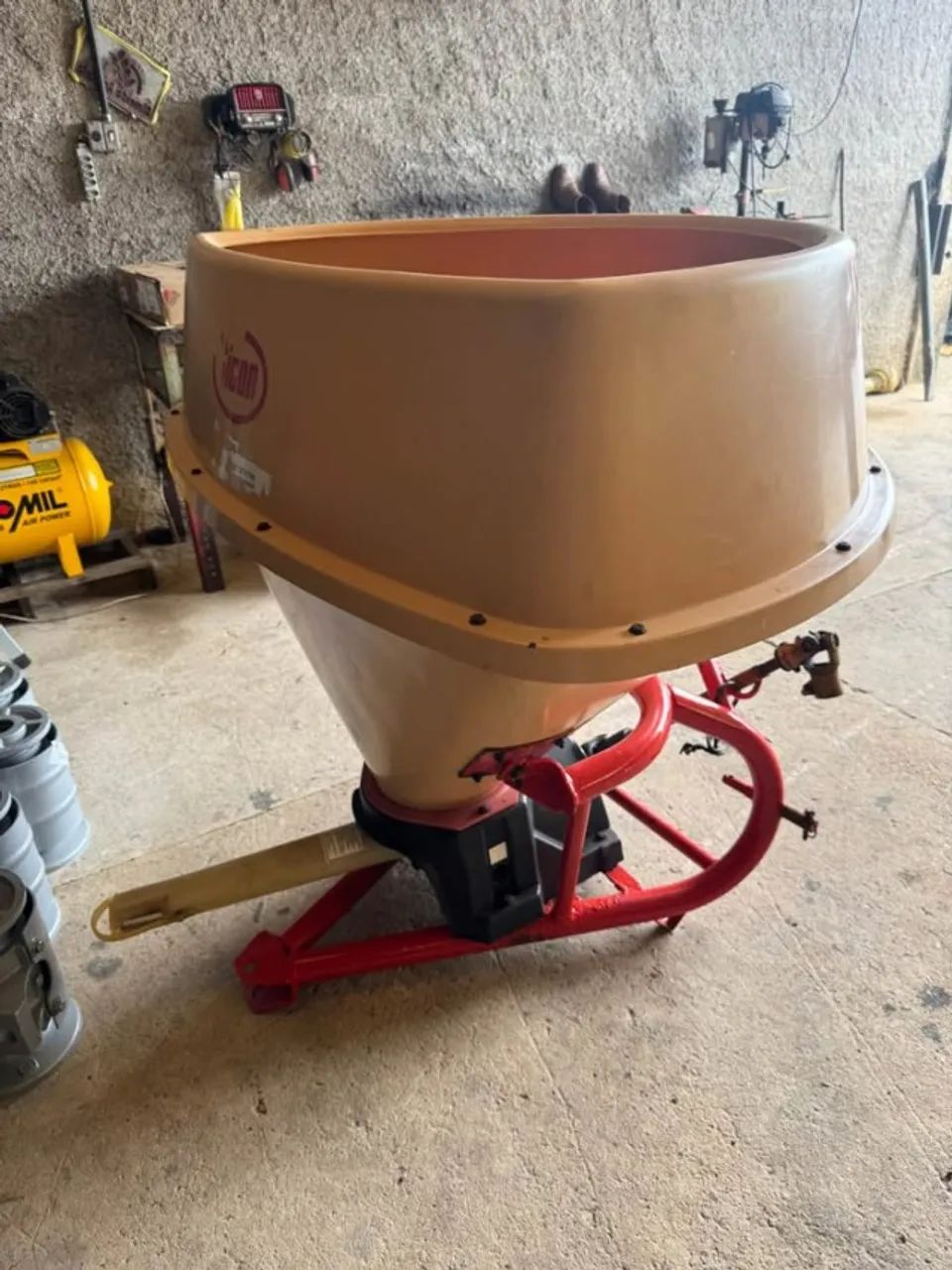 Distribuidor de calcario e adubo Vicon Pendular