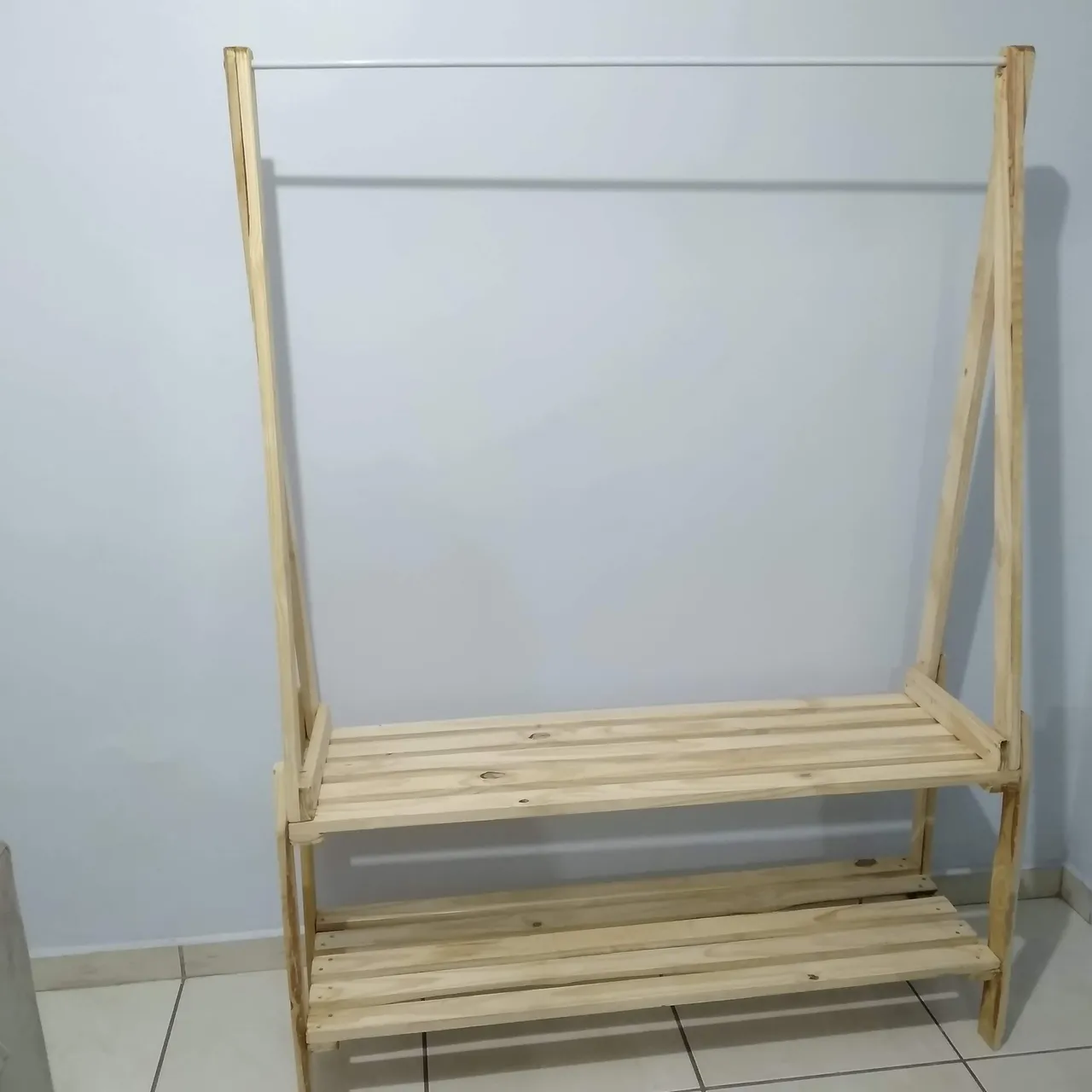 Arara de Roupa de Madeira com Prateleiras