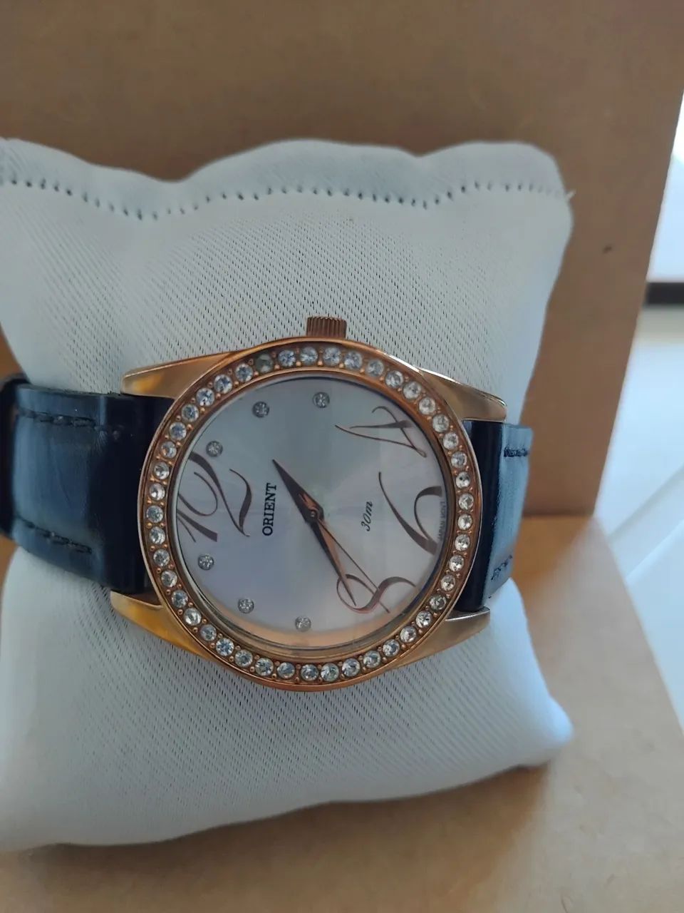 Relógio Orient Dourado com Strass e pulseira em couro - Foto 2