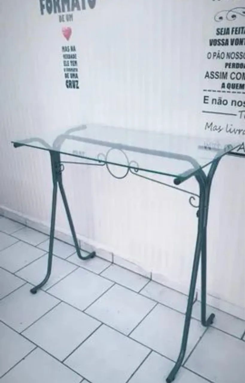 Mesa com tampo de vidro e arara na cor rose 