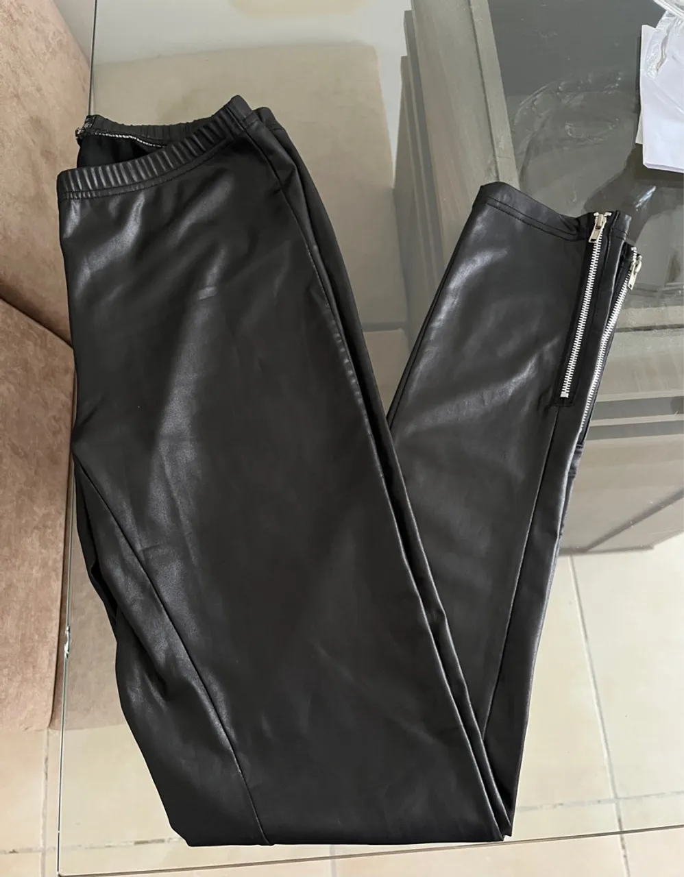 Calça Legging Couro Fake com Zíper