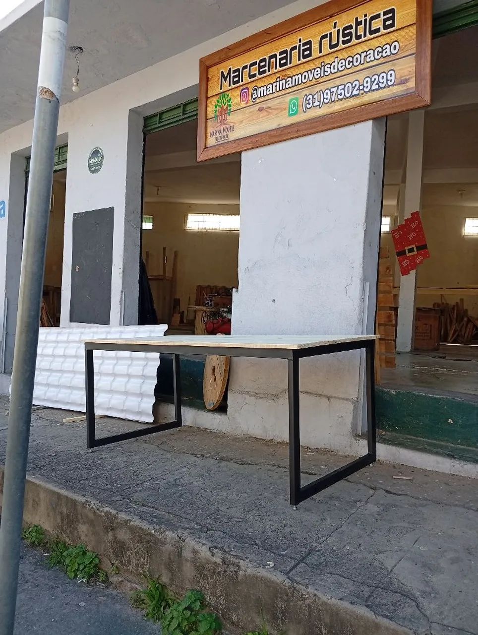 Mesa estilo industrial com pés em metalon 50x30 