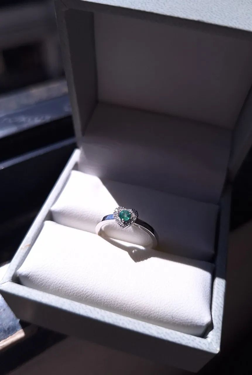 Anel Pavé em Ouro Branco 14k com Diamantes e Esmeralda