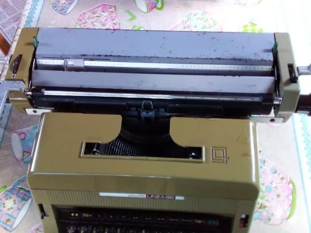 Maquina de escrever (Olivetti Linea 88)64294629382402123