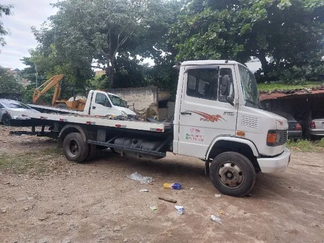Mercedes 710 com plataforma reboque guincho 