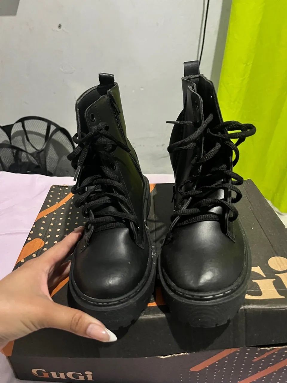 Botas Femininas de Couro Preto - Foto 5