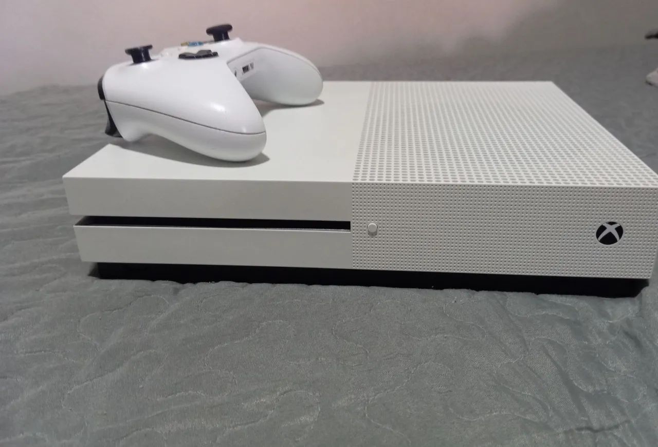 Xbox One S 1TB com controle e 2 jogos