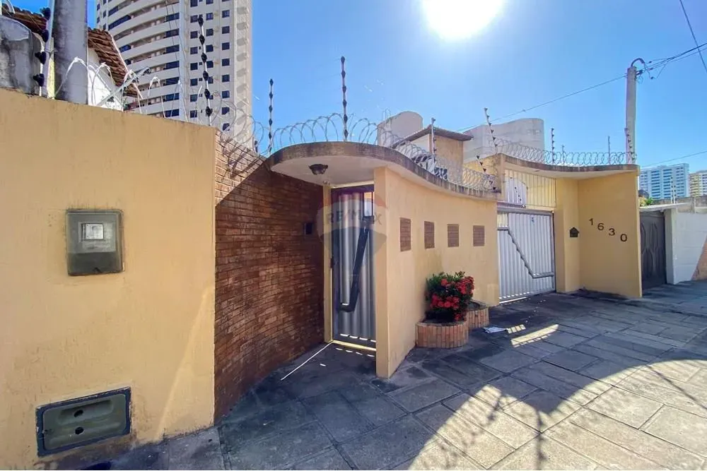 Casa com 5/4 em Capim Macio, Natal.