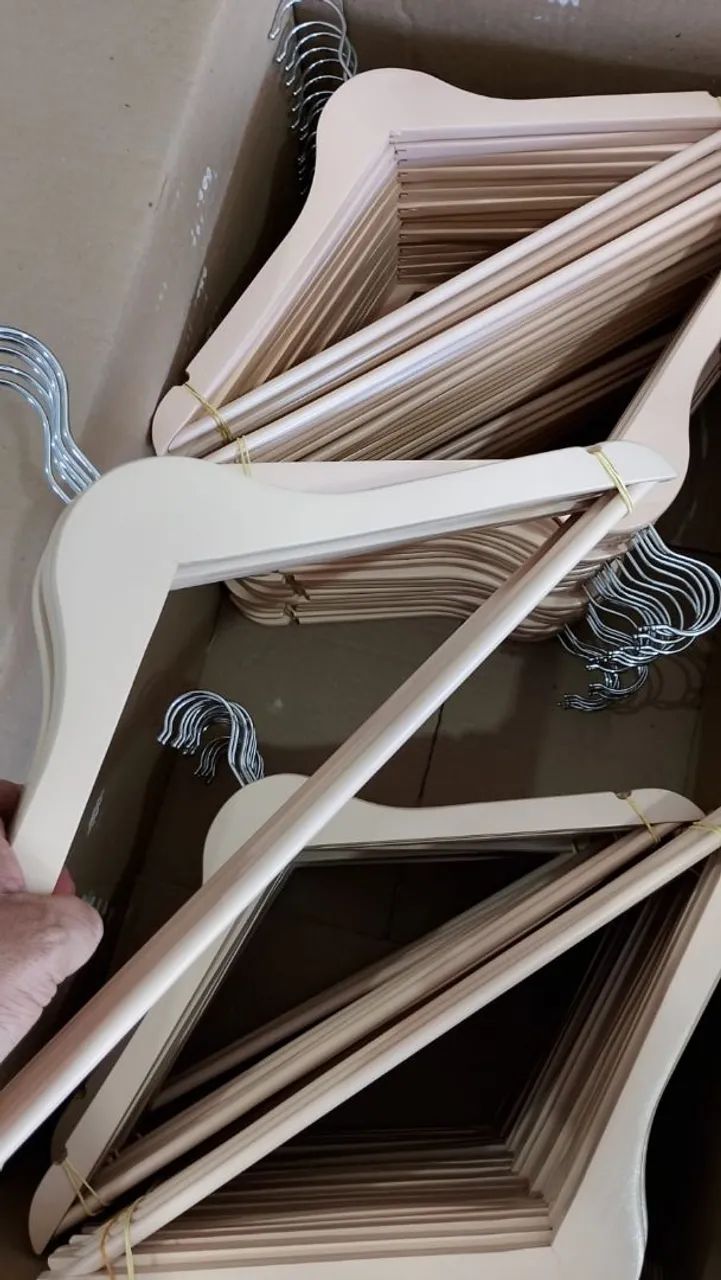 Caixa de cabides de madeira  - Foto 3