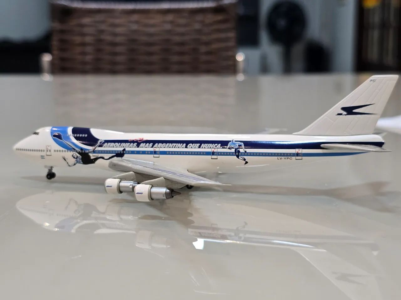 OoMiniatura Aerolíneas Argentinas Boeing 747  Escala 1/400 Dragon wings 