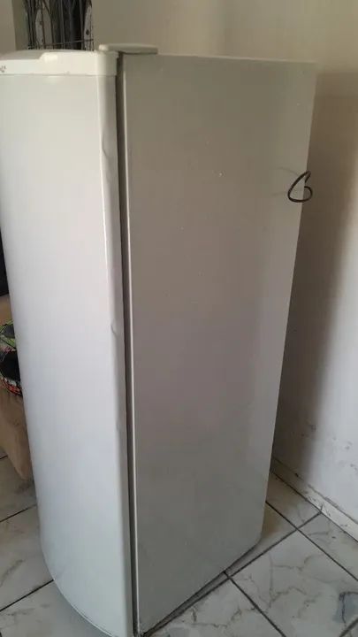 Geladeira usada funcionando tudo perfeito vendo e faço entrega  - Foto 3