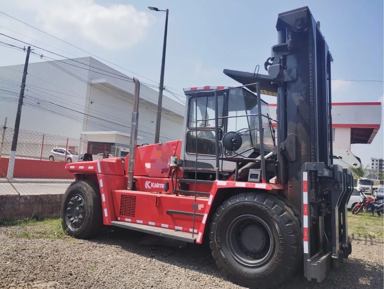 Empilhadeira Kalmar 20 Ton - Cabinada | Diesel | Ano 2015 - Foto 2