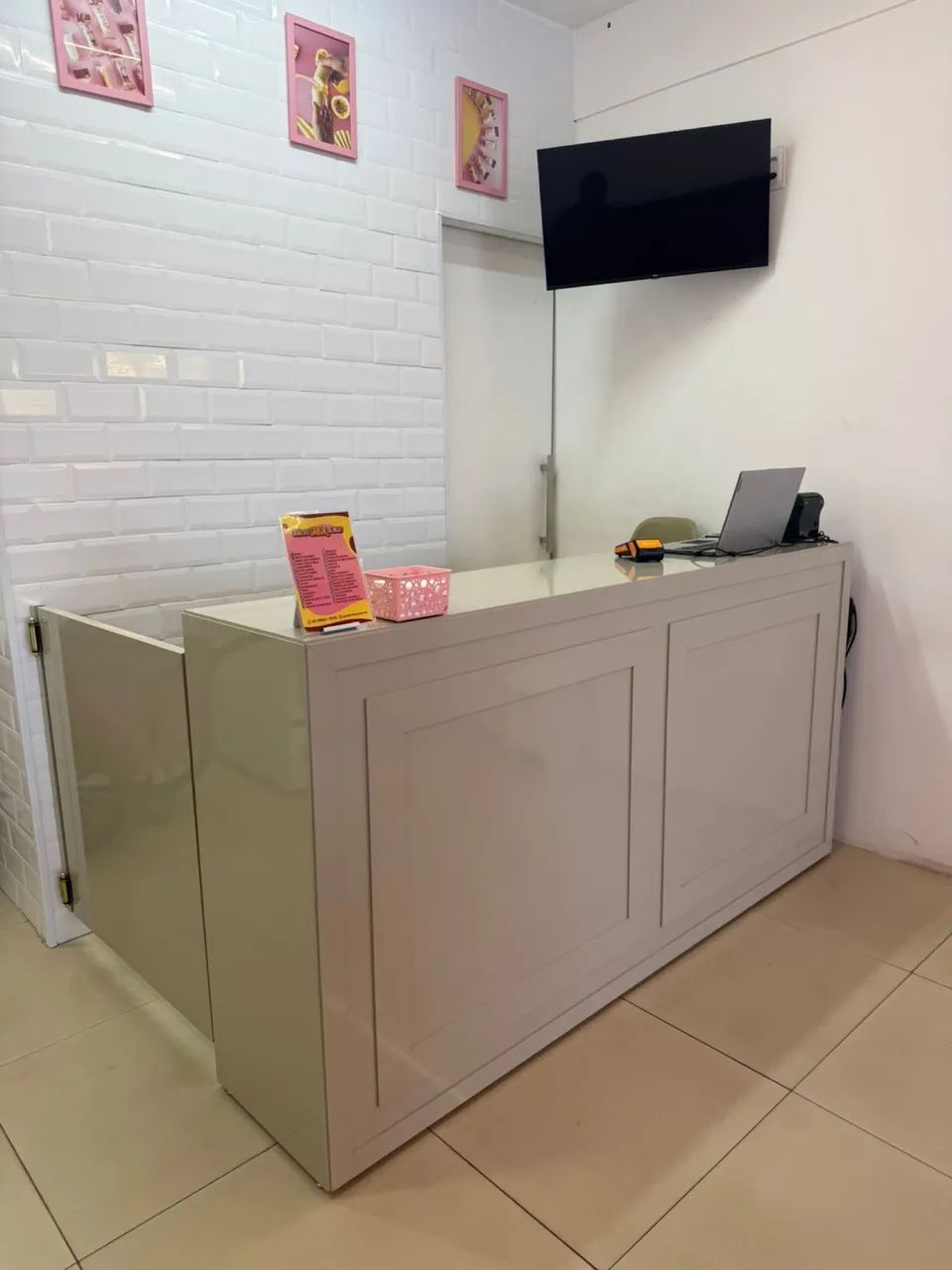 Lindo conjunto balcão + sofá para loja apenas 6 meses de uso, estado de novo!