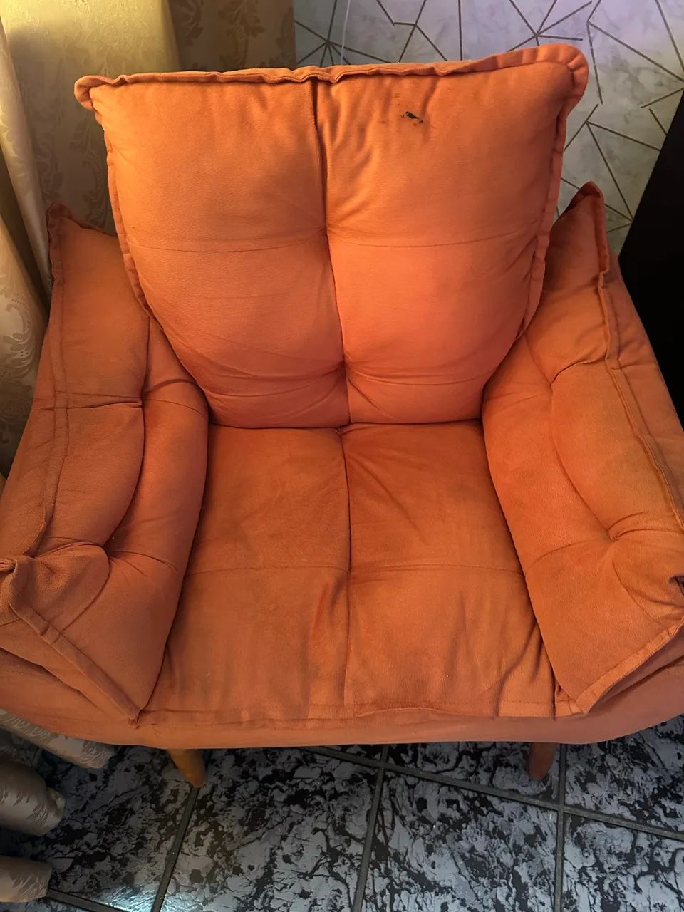 Poltrona Estofada Terracota com Pés de Madeira