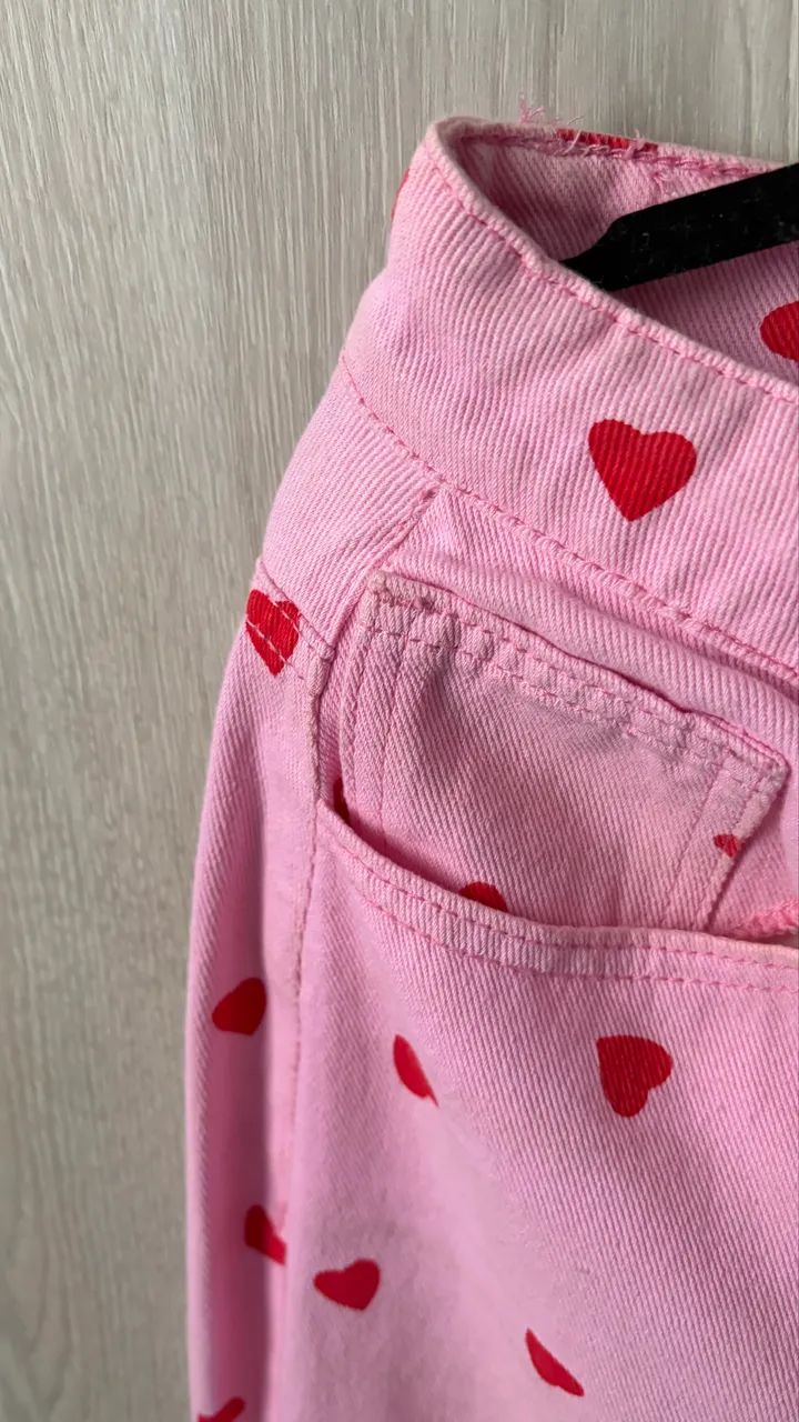 Calça jeans rosa com coração vermelho  - Foto 2