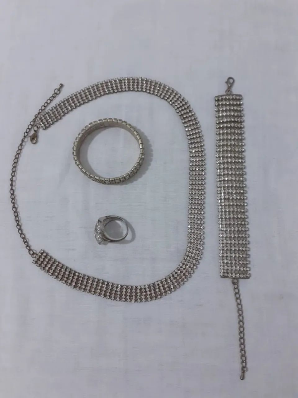Conjunto de Joias Cravejadas de Strass Prateado - Foto 2