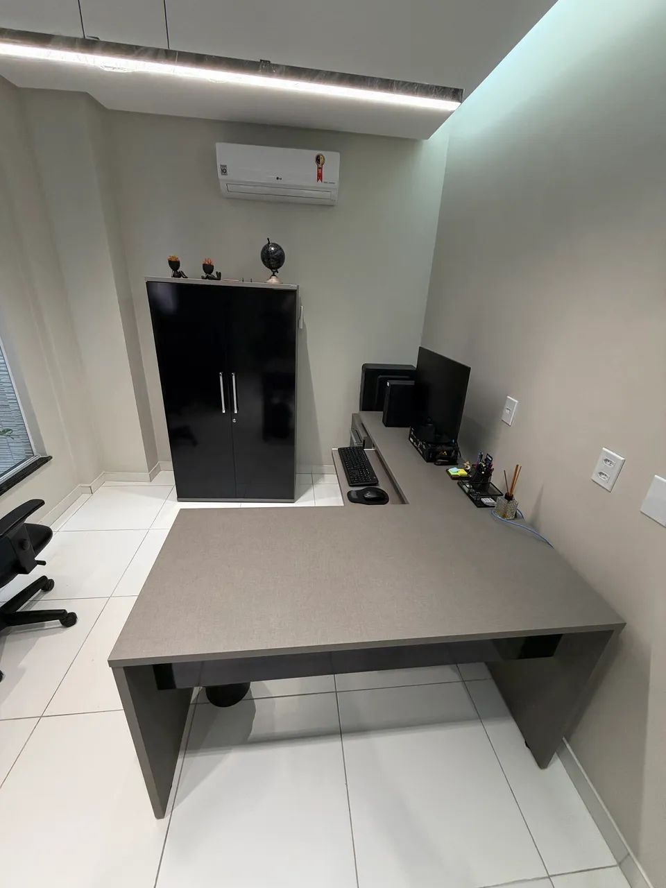 Conjunto de Mesa e Gaveteiro com gavetas pra escritório. - Foto 3