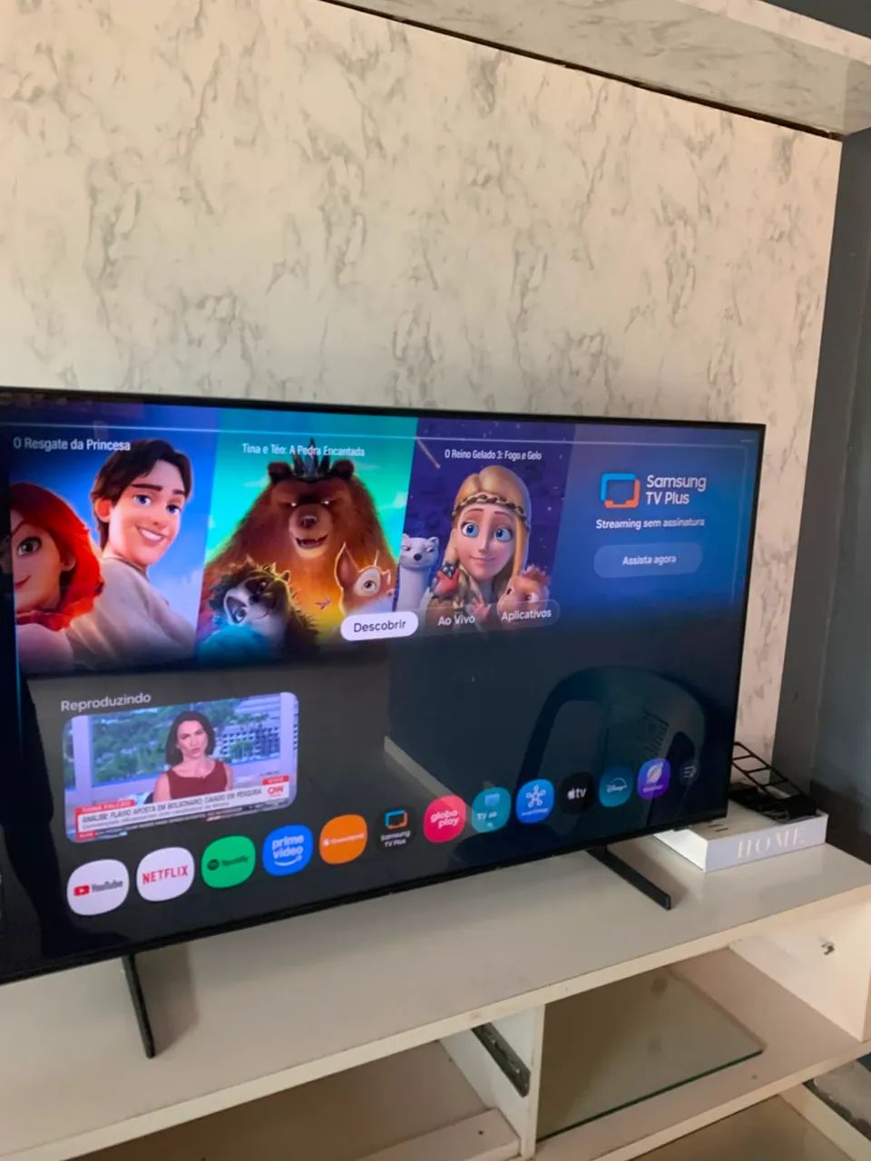 Vendo Tv Samsung crystal smart, 50 polegadas, controle recarregáveis sem pilha - Foto 2