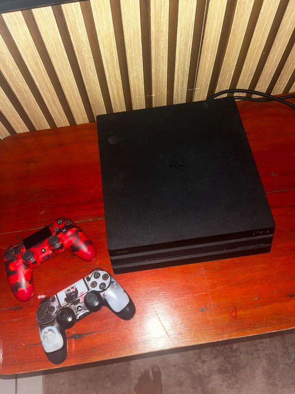 Vendo PS4 PRO 1TB + DOIS CONTROLES  - Foto 4