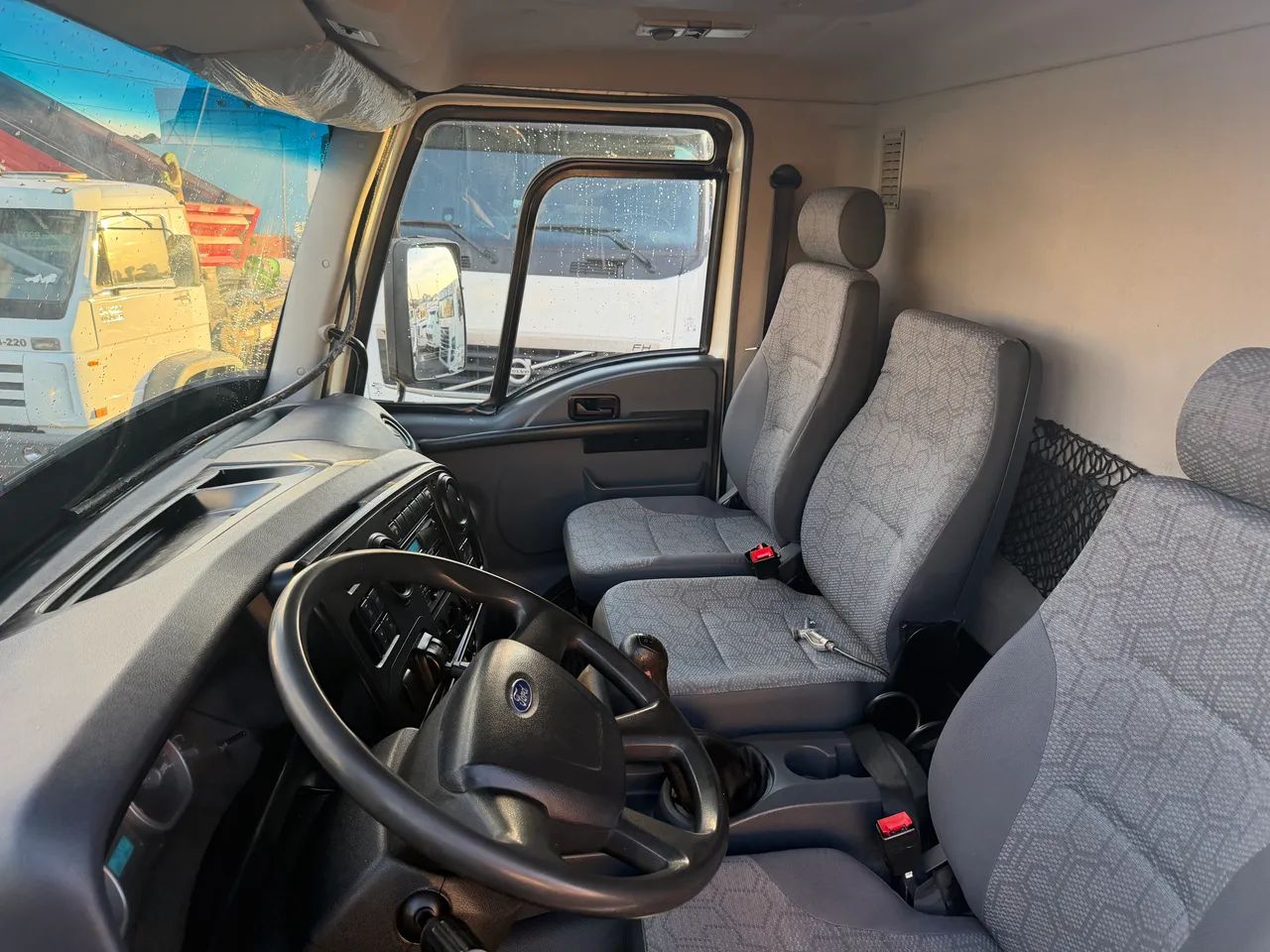 Ford cargo 1319 2016 carroceria completo menor km do Brasil  - Foto 12