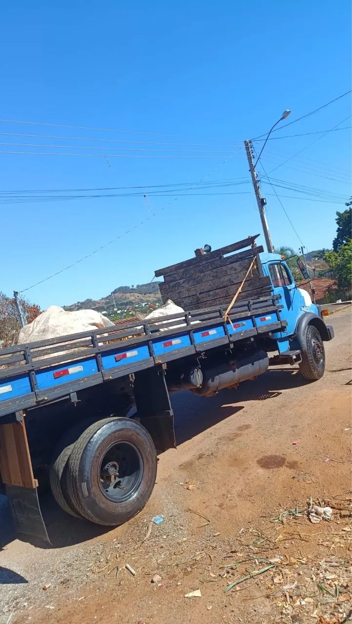 Caminhão à venda 
