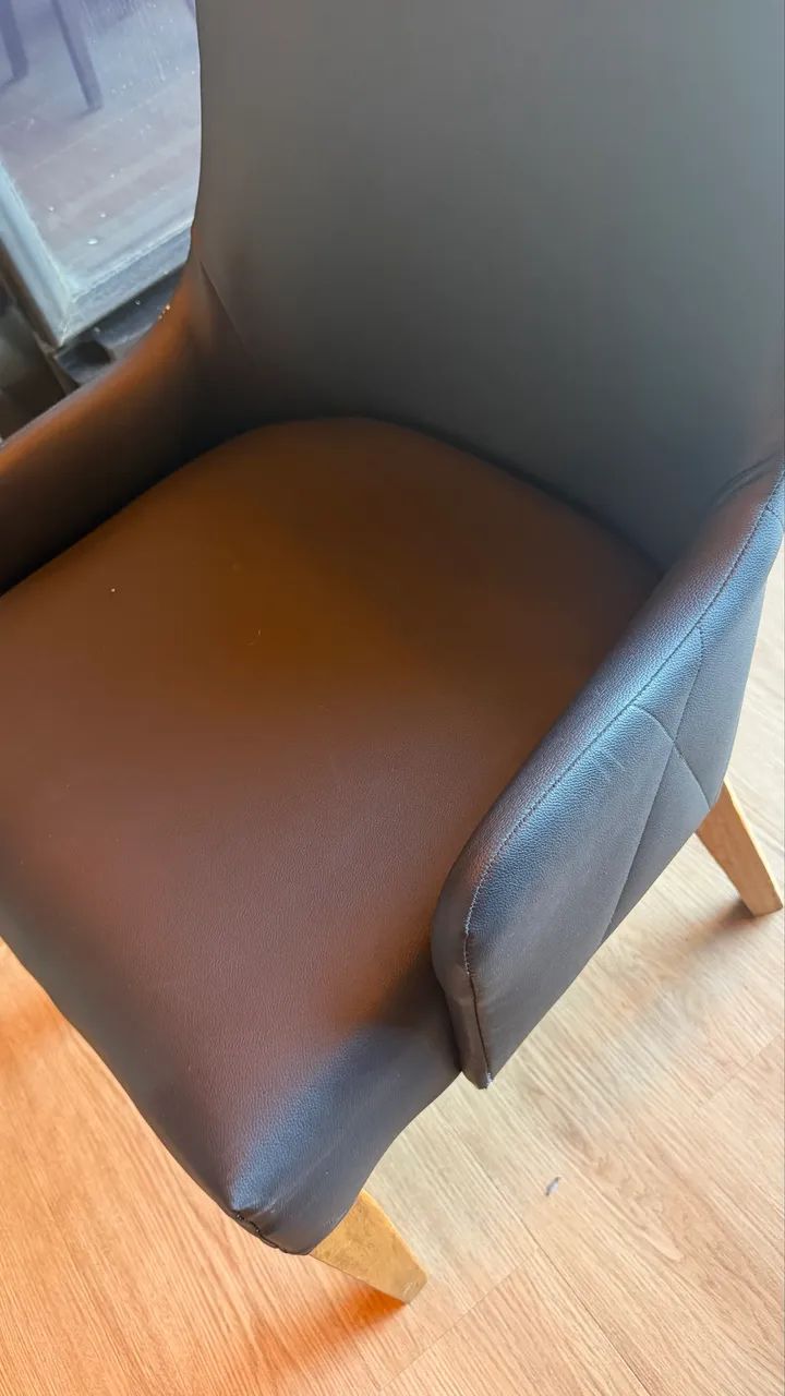 Vende-se cadeira estilo poltrona acolchoada preta - Foto 2
