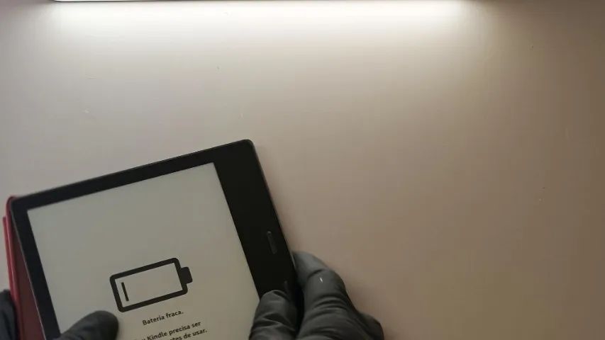 Kindle Oasis 7" 300 ppi À Prova D'água + Capa Vinho - Foto 5