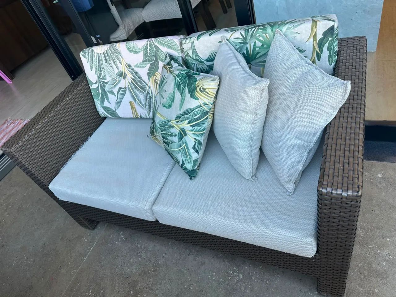 Conjunto de mesa, poltronas e cadeiras em alumínio. - Foto 3