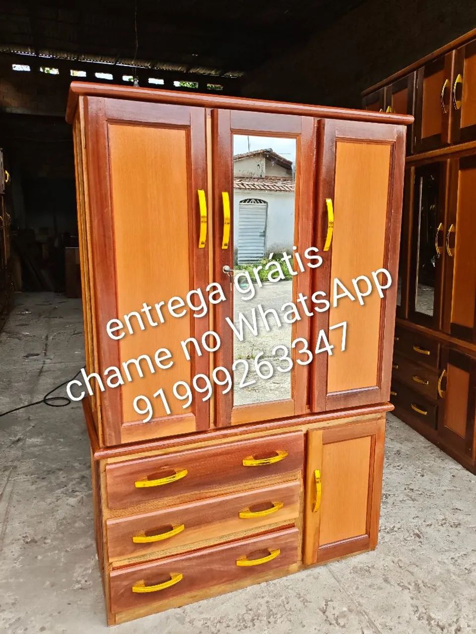 Guarda roupa de madeira com espelho frete grátis.