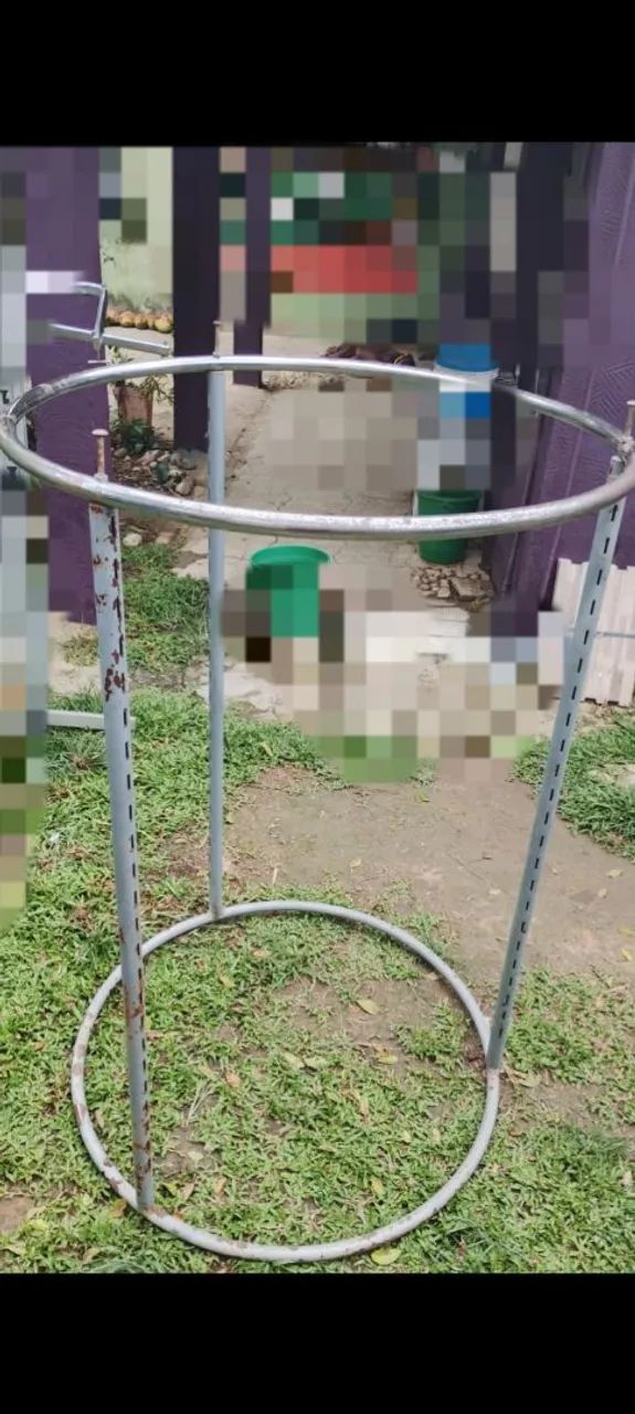 ARARA DE ROUPAS DAS ANTIGA