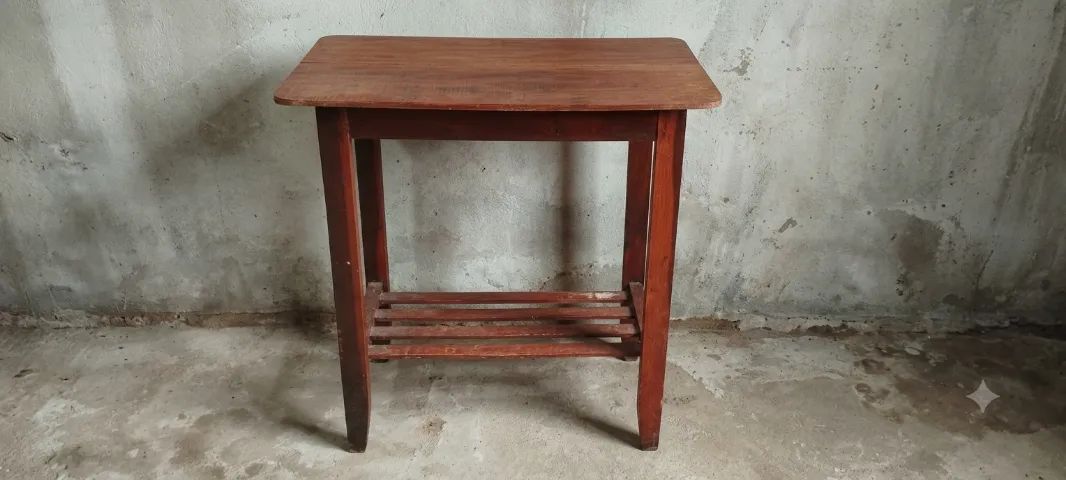 Mesa e máquina de costura 