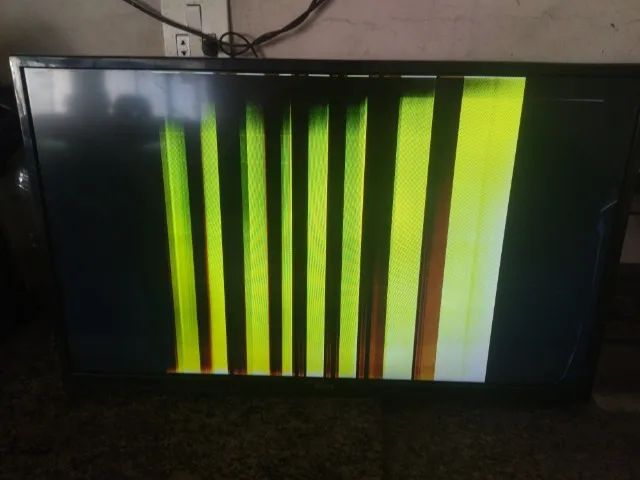 TV Philco 32 polegadas com (Tela Quebrada)