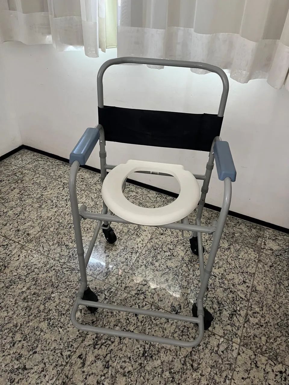 Cadeira de rodas e cadeira de banho  - Foto 4