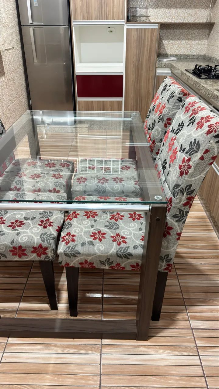 Mesa de vidro com 4 cadeiras floridas  - Foto 4