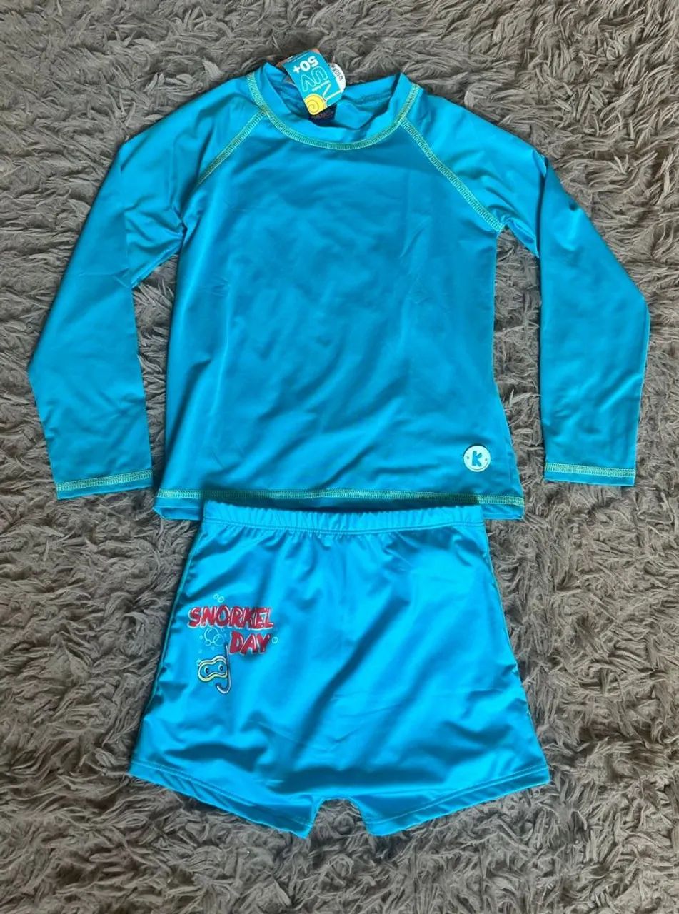 Conjunto infantil na etiqueta 