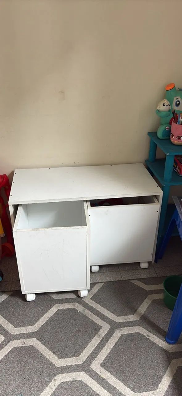 Mesa com 2 baús infantil 
