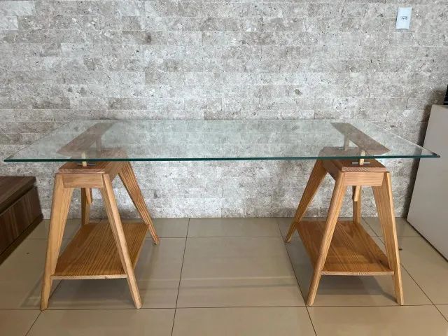 Mesa de Design Autoral com Tampo de Vidro Bisotado e Cavaletes em Madeira Selecionada